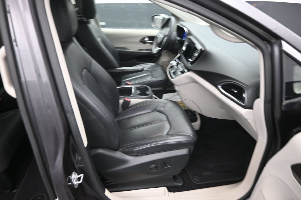 Used 2017 Chrysler Pacifica Touring-L Plus FWD image 11