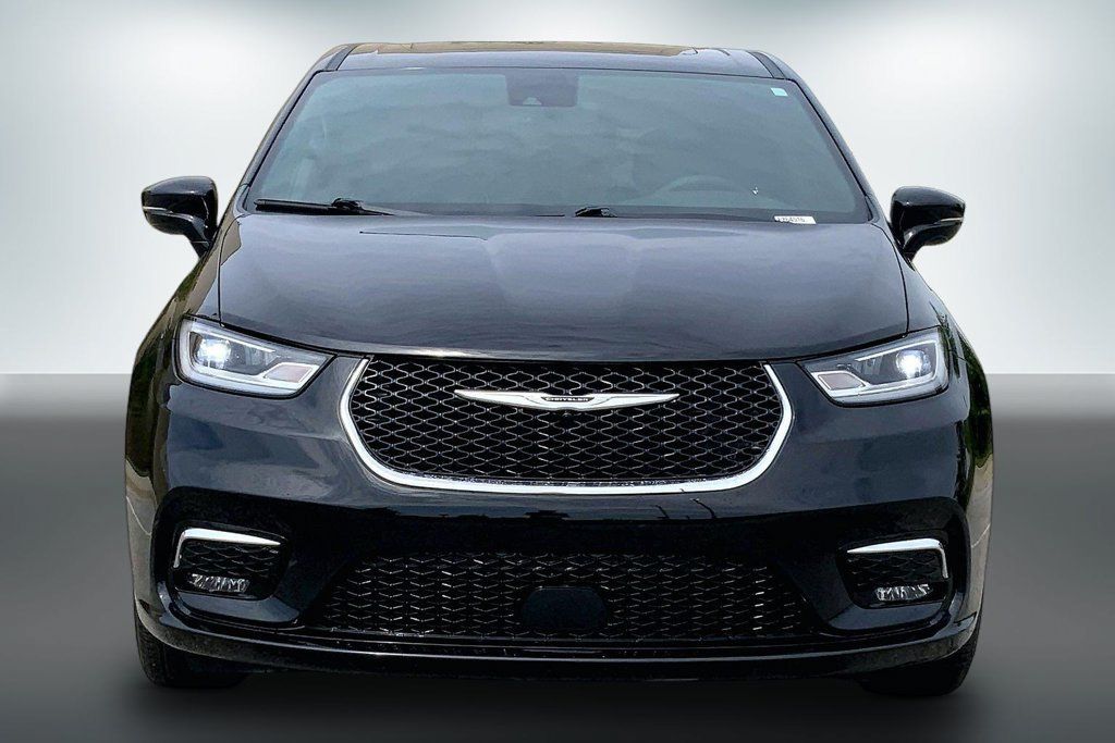 Used 2026 Chrysler Pacifica Limited FWD image 3