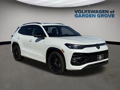 New 2026 Volkswagen Tiguan SE R-Line FWD image 2