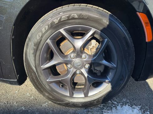 Used 2019 Chrysler Pacifica Touring-L w/ S Appearance Package image 9