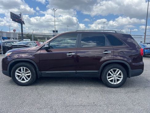 Used 2015 Kia Sorento LX image 2