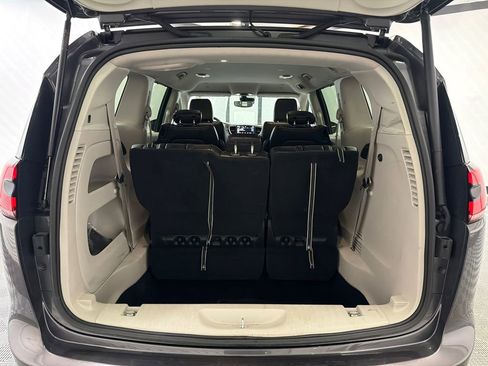 Used 2023 Chrysler Pacifica Touring-L FWD image 19