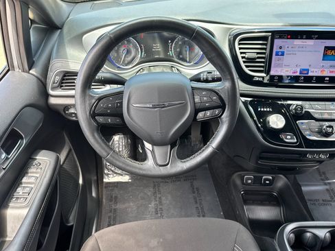 Used 2021 Chrysler Pacifica Touring w/ S Appearance Package FWD image 18
