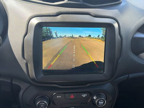 Used 2018 Jeep Renegade Latitude w/ UConnect 8.4 Nav Group AWD/4WD image 9