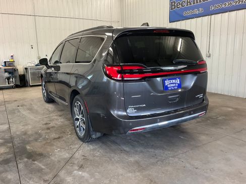 Used 2022 Chrysler Pacifica Limited AWD/4WD image 3