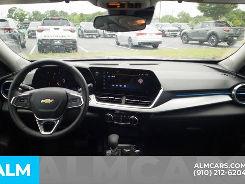 Used 2025 Chevrolet Trax LT w/ LT Convenience Package FWD image 20