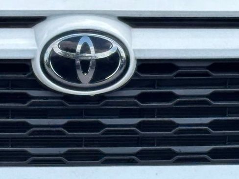 Used 2022 Toyota RAV4 XLE w/ Convenience Package FWD image 3