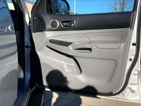 Used 2012 Toyota Tacoma PreRunner image 21