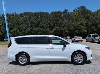Used 2025 Chrysler Pacifica Select FWD video 2