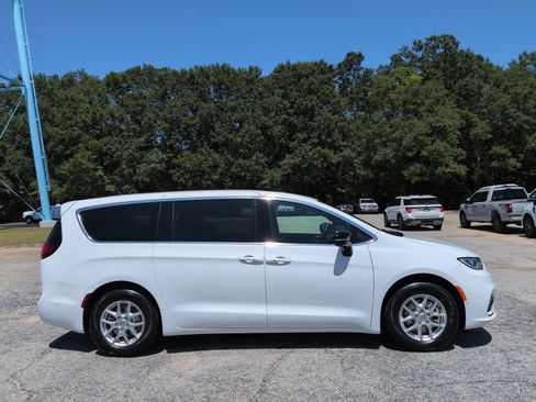 Used 2025 Chrysler Pacifica Select FWD image 2