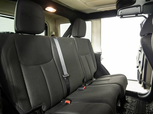 Used 2018 Jeep Wrangler Unlimited Sport w/ Connectivity Group AWD/4WD image 19