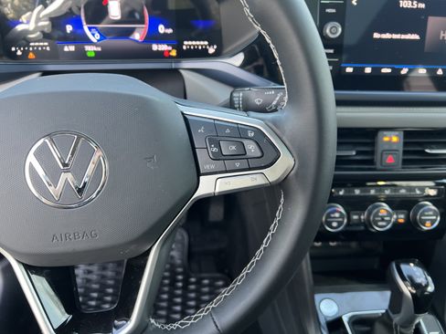 Certified 2024 Volkswagen Taos SE w/ Panoramic Sunroof Package image 18