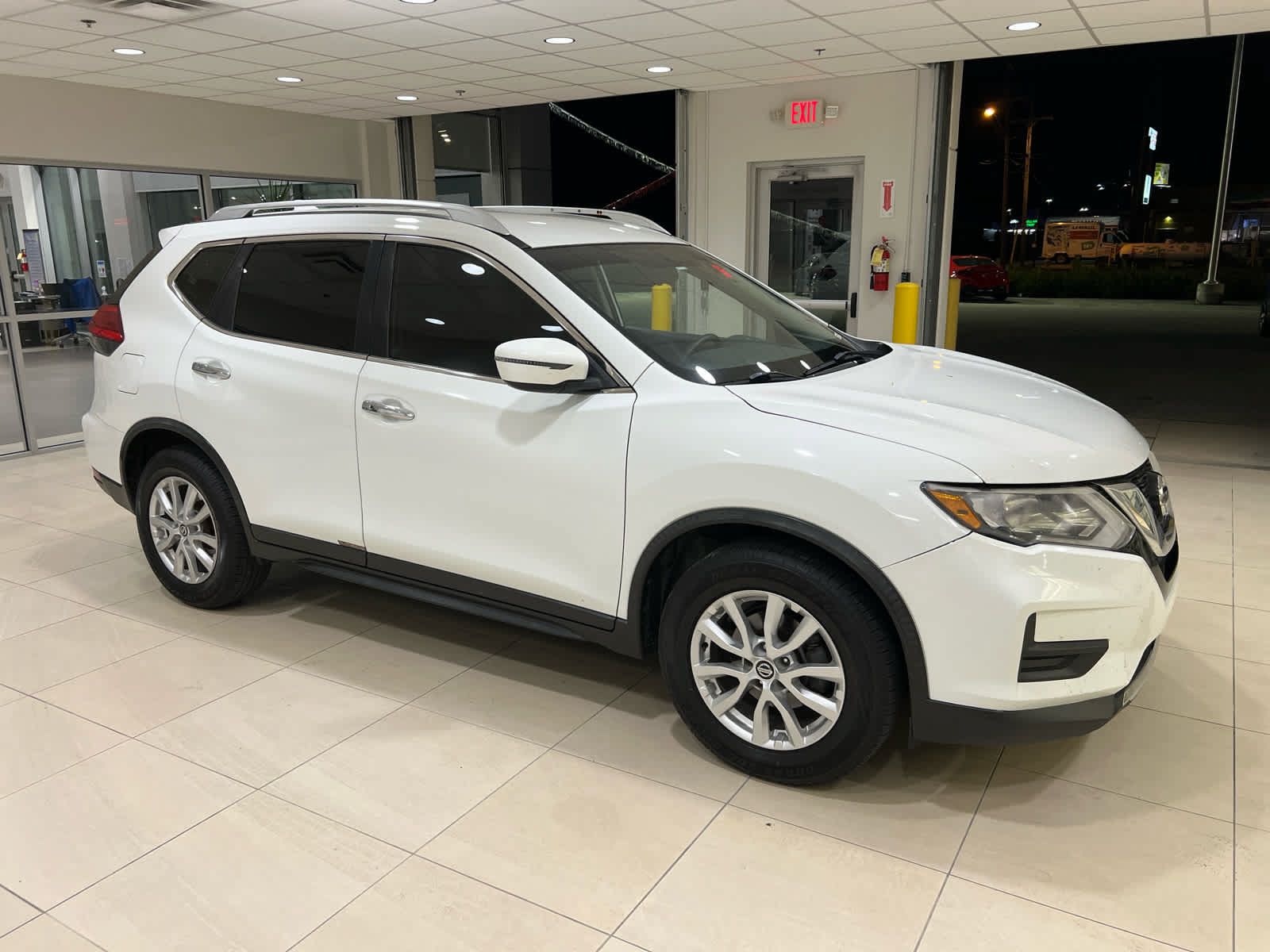 Used 2017 Nissan Rogue SV FWD image 1