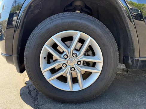 Used 2017 Jeep Grand Cherokee Overland AWD/4WD image 24