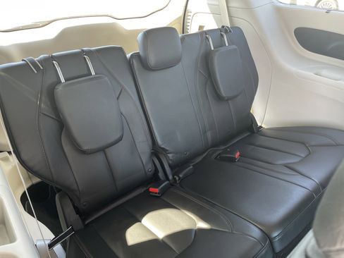 Used 2017 Chrysler Pacifica Touring-L w/ Tire & Wheel Group image 24