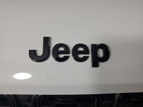 New 2025 Jeep Grand Cherokee Altitude image 10