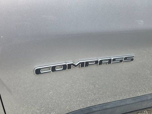 Used 2017 Jeep Compass Latitude w/ Popular Equipment Group FWD image 4