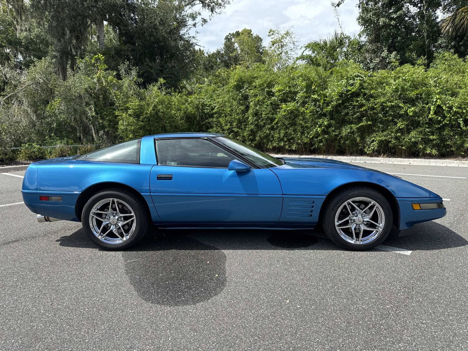 Used 1993 Chevrolet Corvette Coupe RWD image 2