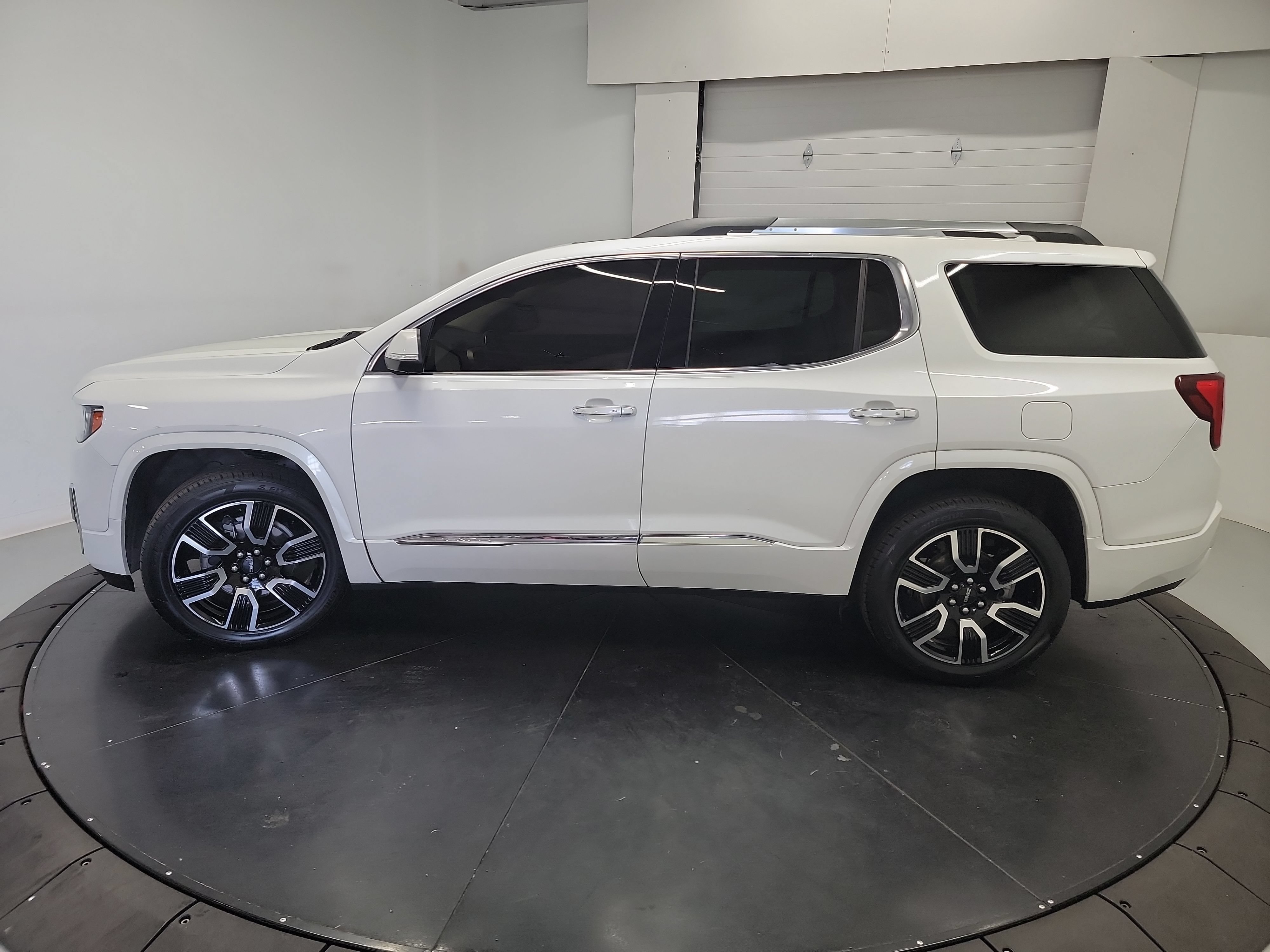 Used 2022 GMC Acadia Denali w/ Denali Ultimate Package AWD/4WD image 4