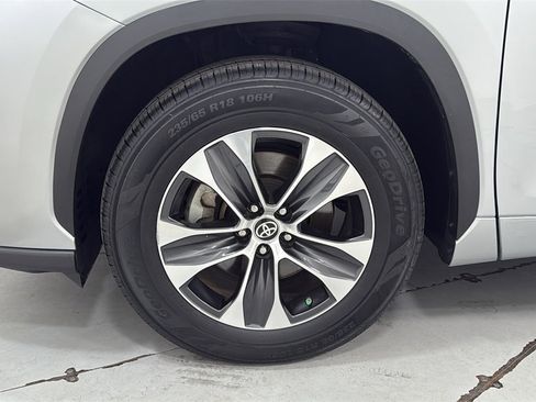 Certified 2023 Toyota Highlander XLE image 25