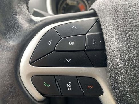 Used 2018 Jeep Cherokee Latitude Plus w/ Comfort/Convenience Group image 21