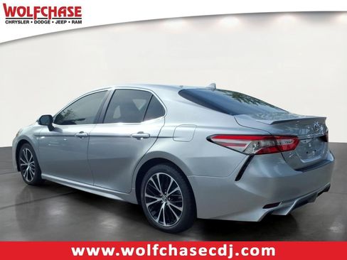 Used 2019 Toyota Camry SE FWD image 3