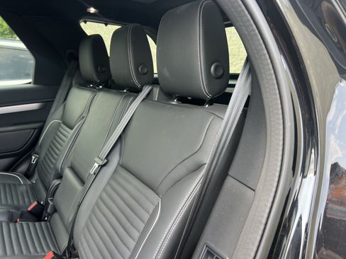 Used 2024 Land Rover Discovery Dynamic SE AWD/4WD image 33