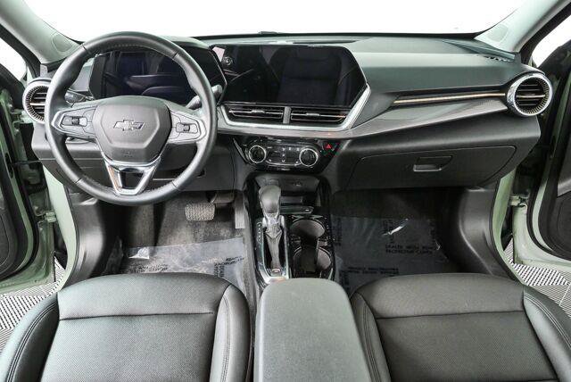 Used 2025 Chevrolet Trax ACTIV w/ Sunroof Package FWD image 17