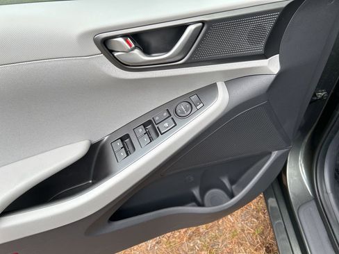 Used 2020 Hyundai Ioniq SE FWD image 15
