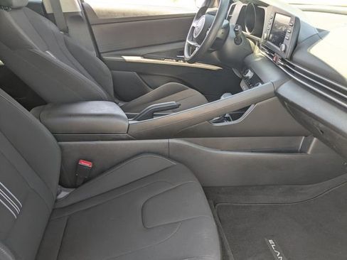 Used 2022 Hyundai Elantra SEL w/ Preferred Accessory Package FWD image 12