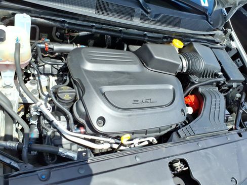 Used 2024 Chrysler Pacifica Touring-L FWD image 30