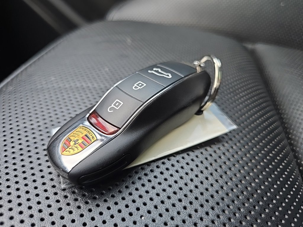 Used 2018 Porsche Macan Sport Edition AWD/4WD image 7
