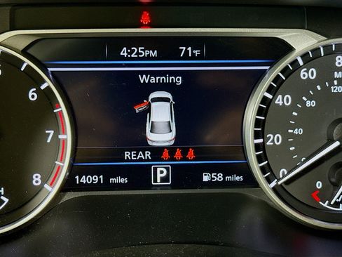 Used 2024 Nissan Sentra SR w/ SR Premium Package image 16