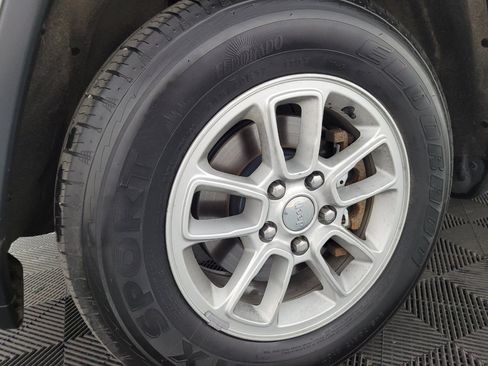 Used 2019 Jeep Grand Cherokee Laredo w/ Security & Convenience Group AWD/4WD image 31