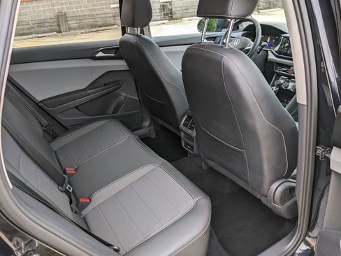 Certified 2023 Volkswagen Taos SE w/ Panoramic Sunroof Package AWD/4WD image 25