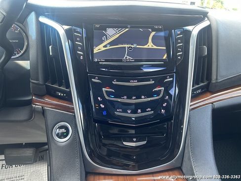 Used 2017 Cadillac Escalade Premium Luxury image 24