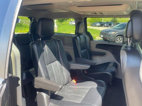 Used 2016 Chrysler Town & Country Touring-L image 13