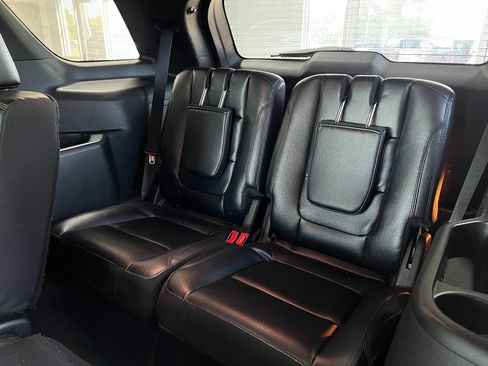 Used 2019 Ford Explorer XLT w/ XLT Sport Appearance Package AWD/4WD image 25