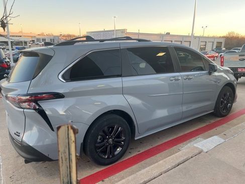 Used 2024 Toyota Sienna XLE Woodland Edition image 6