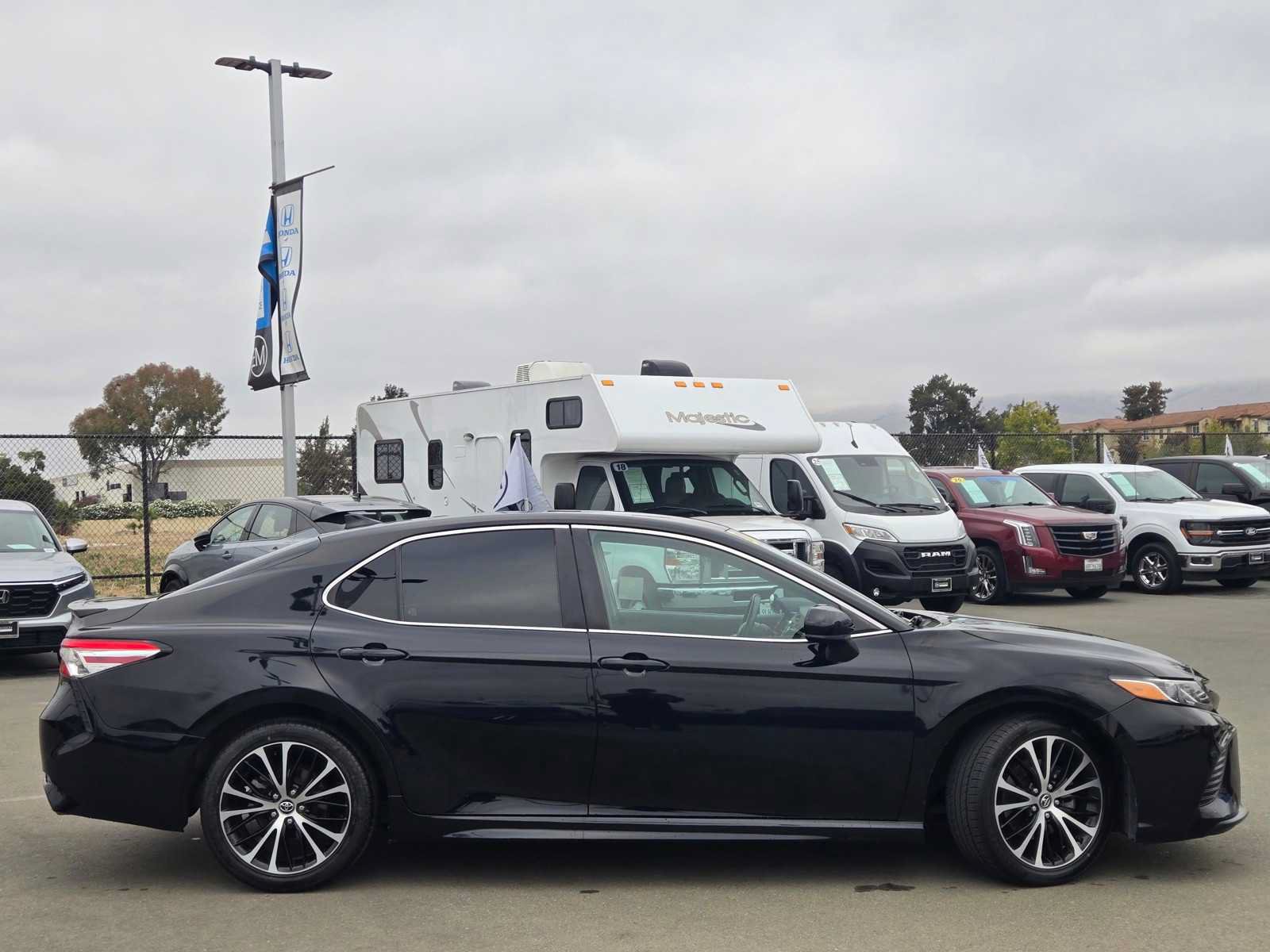 Used 2020 Toyota Camry SE FWD image 8