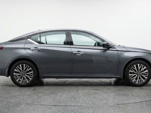 Used 2025 Nissan Altima 2.5 SV image 11
