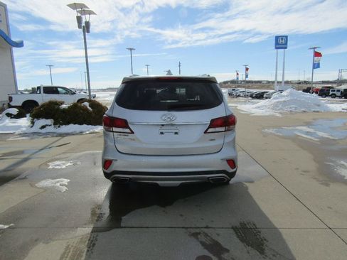 Used 2017 Hyundai Santa Fe SE image 5