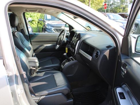 Used 2016 Jeep Compass Latitude image 29