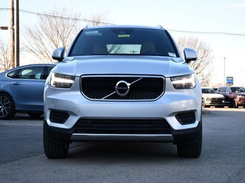 Used 2019 Volvo XC40 T5 Momentum image 2