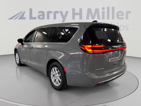 Used 2025 Chrysler Pacifica Select FWD image 3