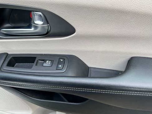 Used 2023 Chrysler Pacifica Touring-L image 23