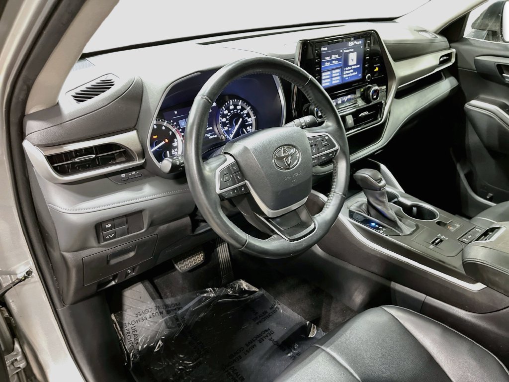 Used 2022 Toyota Highlander XLE FWD image 16