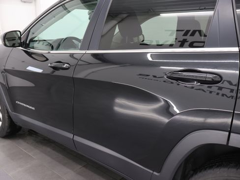 Used 2016 Jeep Cherokee Latitude w/ Cold Weather Group AWD/4WD image 26