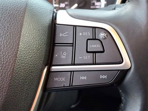 Certified 2024 Toyota Highlander XLE image 25