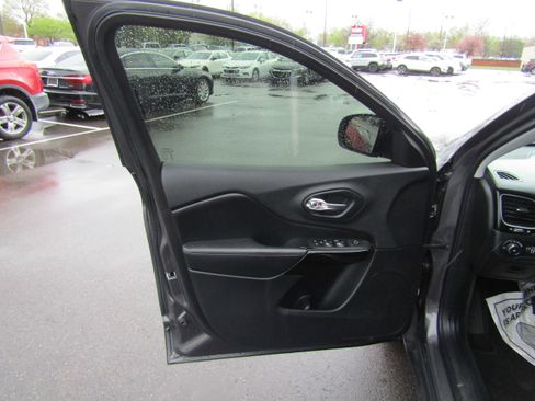 Used 2019 Jeep Cherokee Latitude Plus image 10